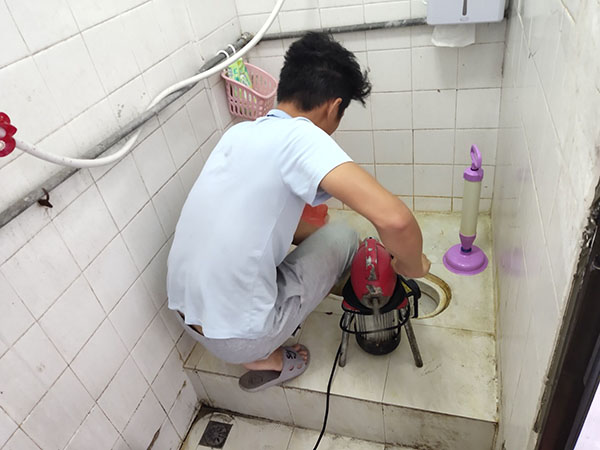 长春管道堵塞冒臭气 专业师傅现场解决问题